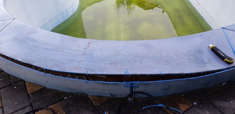 Oprava roztrženého bazénového lemu