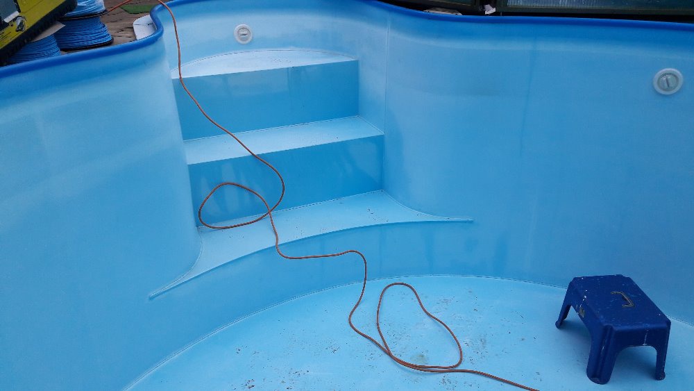 Oprava praskliny schodu bazénu