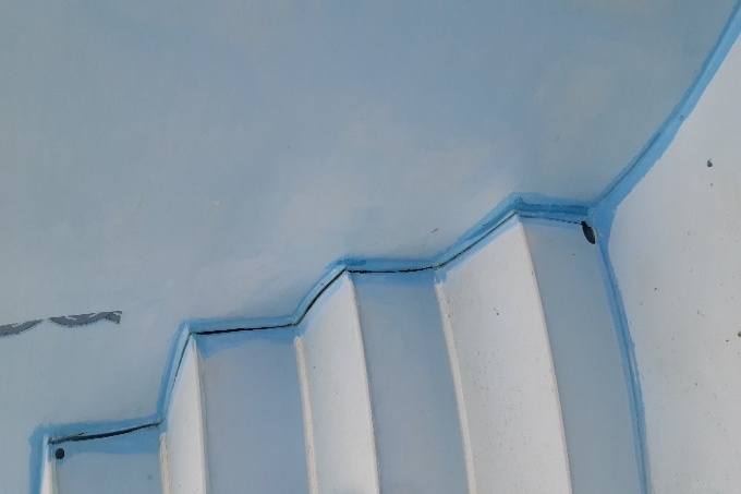 Detail schodišťového sváru, před a po