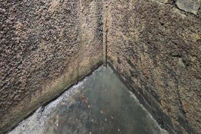 Netěsná podzemní jímka, plastová izolace