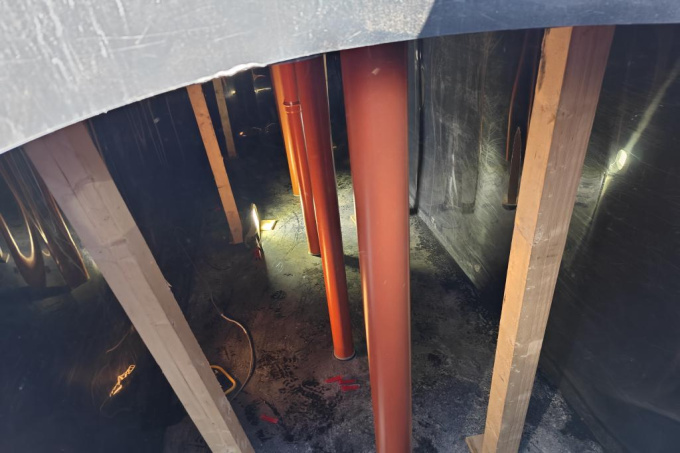 Špatná instalace velké podzemní jímky na stavbě